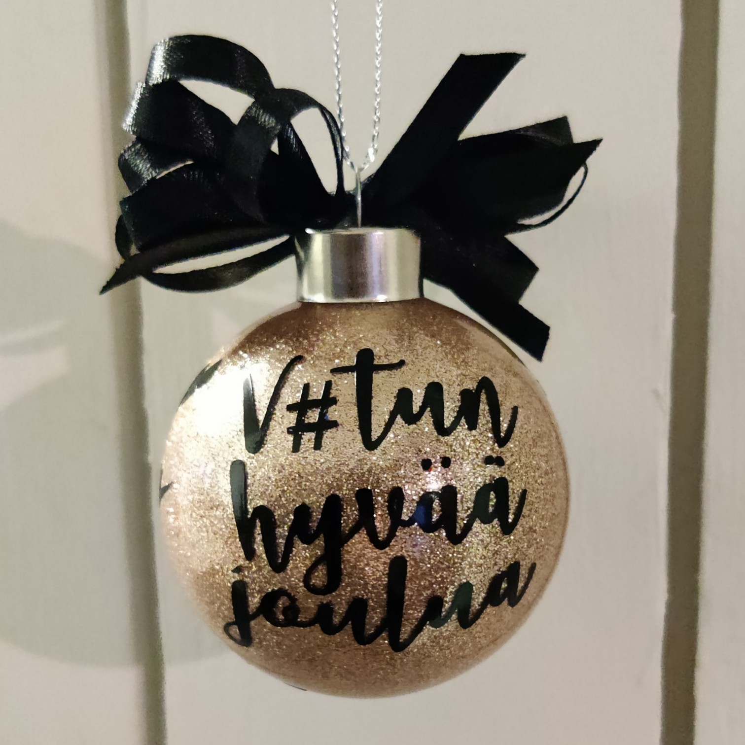 Lasipallo omalla tekstillä