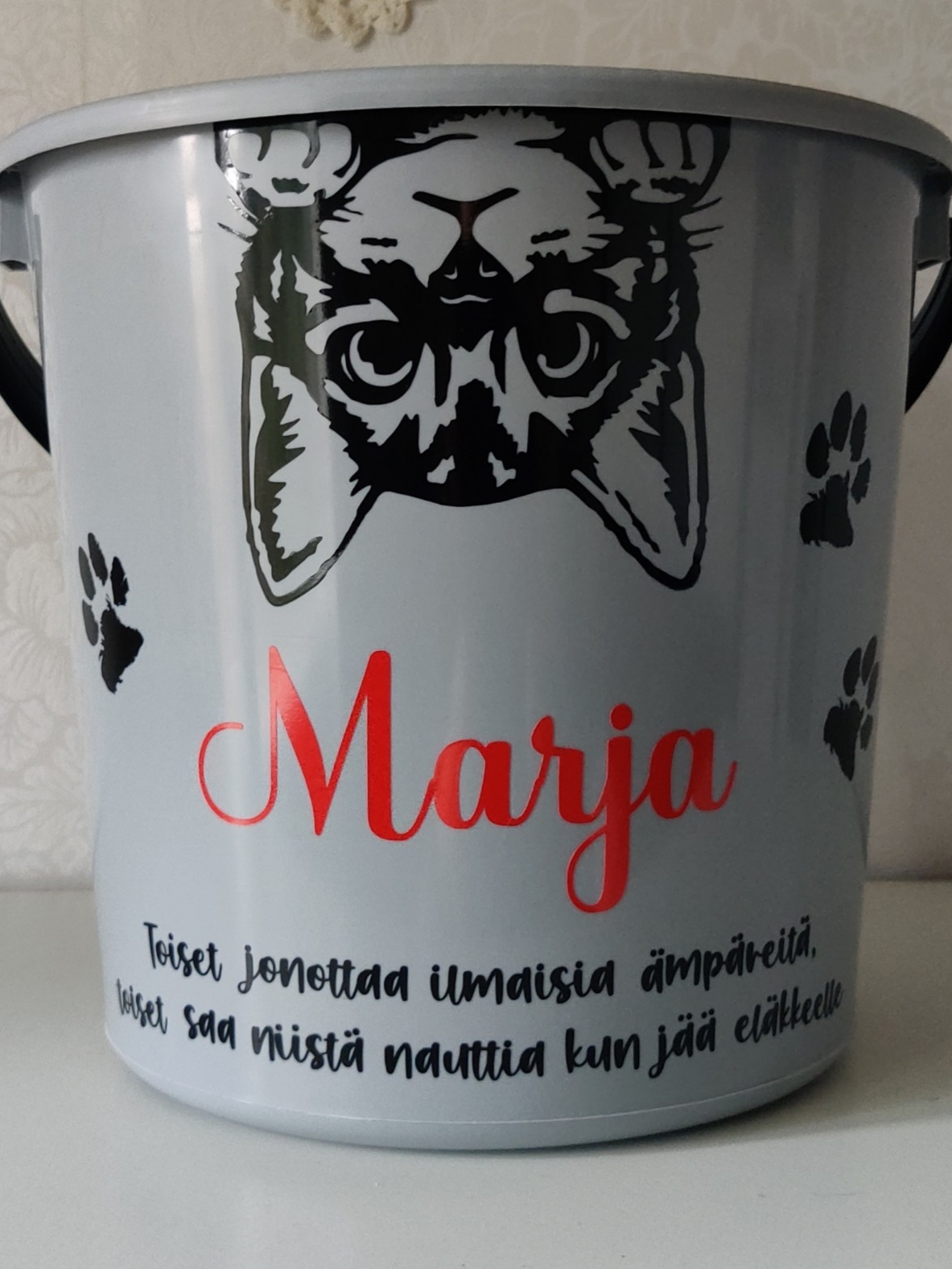 Ämpärillä omalla tekstillä